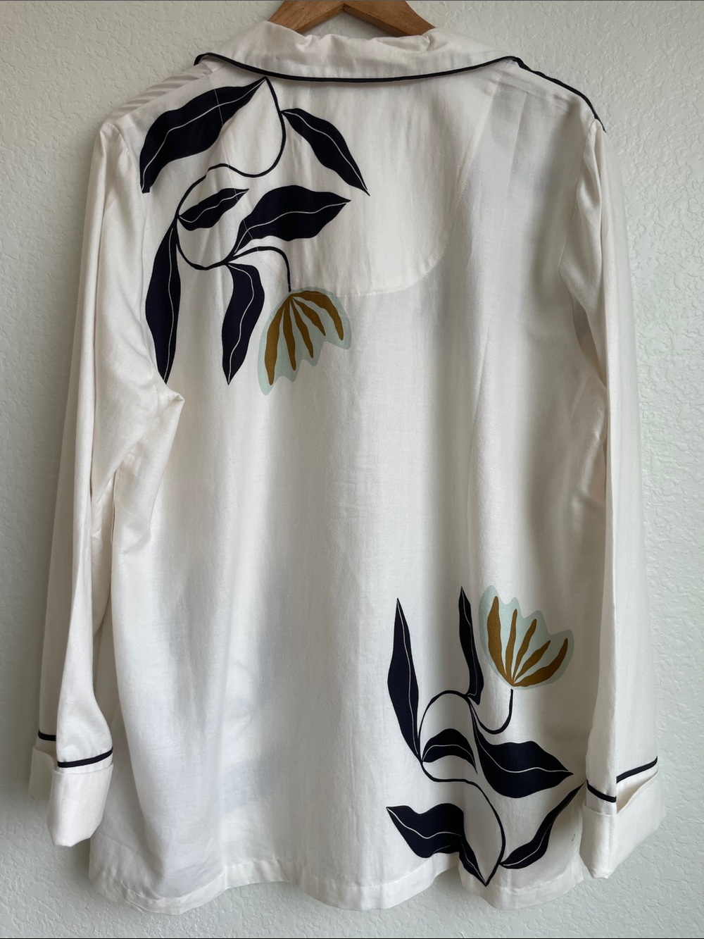 ANTHROPOLOGIE Off-White V-Neck PajamaTop with Bold Floral Contrast • XL - Picture 7 of 11